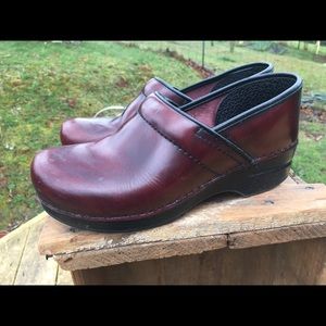 Dansko 40 Narrow Cordavan Burgundy